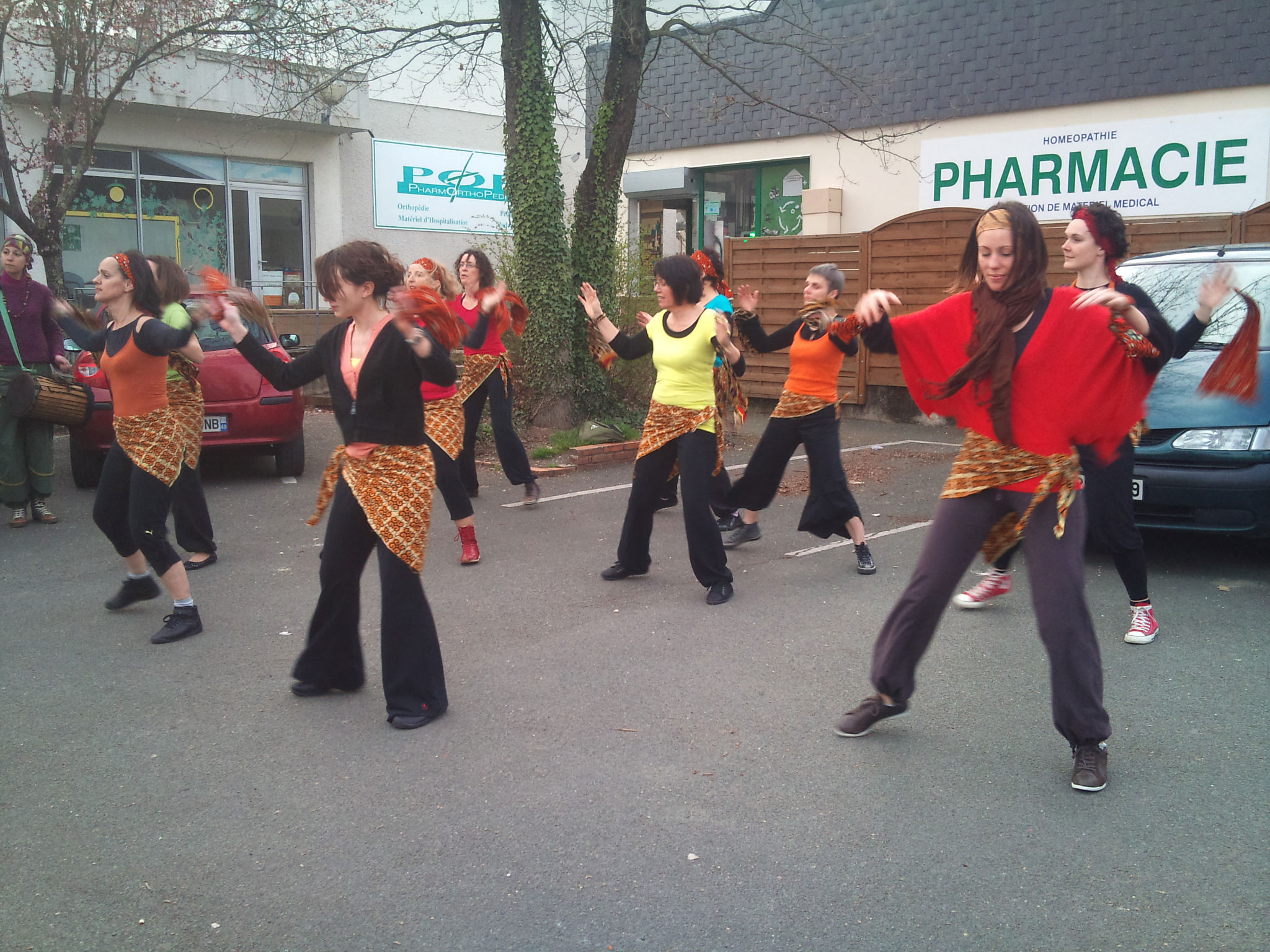 Carnaval de Pellouailles : Animation danse africaine, à Angers, en Maine-et-Loire
