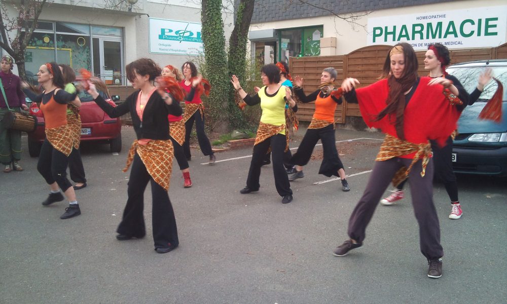 Carnaval de Pellouailles : Animation danse africaine, à Angers, en Maine-et-Loire